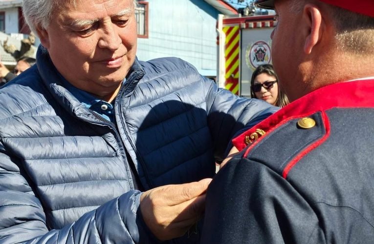 Senador chileno en acto bomberil en Cabrero